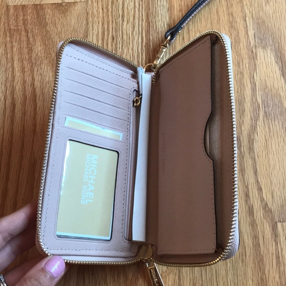 NWT Michael Kors Wristlet - Picture 5 of 5